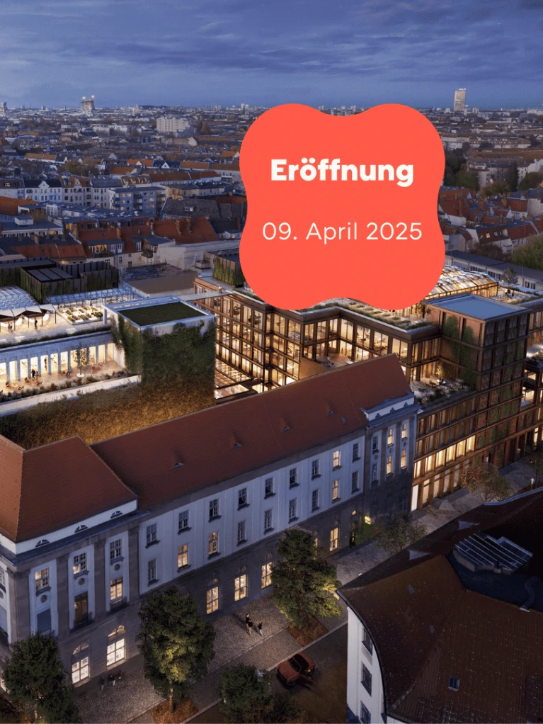 Visualisierung eines modernen Gebäudekomplexes in einer Stadt bei Nacht, mit beleuchteten Terrassen und einer Ankündigung der Eröffnung am 9. April 2025.