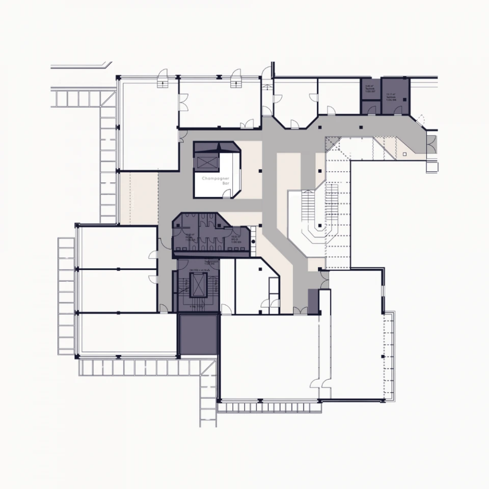 Architektonischer Grundriss eines mehrfunktionalen Veranstaltungsbereichs mit mehreren Räumen, Treppenhäusern und einer zentral gelegenen Champagne Bar. Der Plan zeigt eine großzügige Flächenaufteilung mit verschiedenen Zugangsmöglichkeiten, Fluren und separaten Servicebereichen. Besonders auffällig sind die strategisch platzierten Aufenthaltsbereiche und sanitären Einrichtungen, die eine komfortable Nutzung für Events und Konferenzen ermöglichen