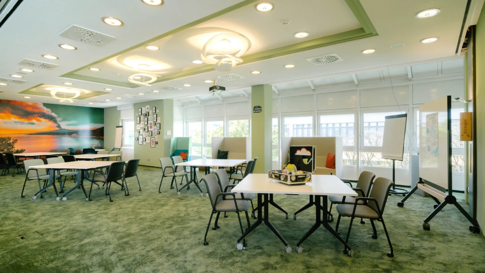 Flexibel möblierter Kreativraum mit moderner Decke und Workstation im Smartvillage Bogenhausen
